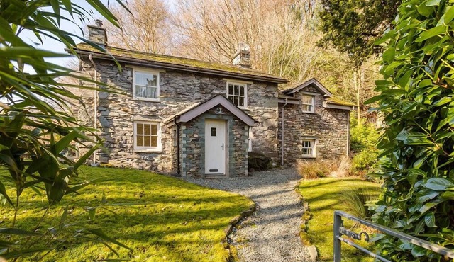 THIMBLE HALL, romantic, with open fire in Grasmere