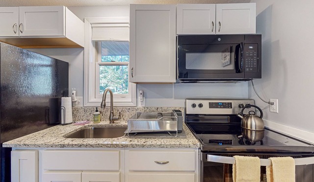 Third-floor resort condo with pool & tennis, walk to Lake Winnipesaukee beach