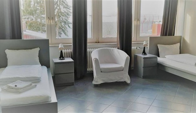 This 1-room apartment is located in our apartment house Haldesdorfer Straße and has a double bed, a functional kitchenette including accessories, a dining area and a comfortable sitting area.