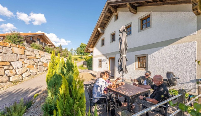 This 75 square meter vacation apartment on a country estate on the Dreisesselberg in the Bavarian Forest is your perfect retreat. 2 bedrooms, 1 living room, 1 fully equipped kitchen and a bathroom with shower/WC ensure relaxation. The large granite.