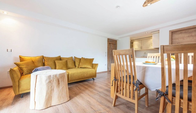 This 90 square meter vacation apartment on a country estate on the Dreisesselberg in the Bavarian Forest is a gem for your little wellness vacation for two. Magnificent views, vast nature & absolute tranquillity are the order of the day. Wrapped up