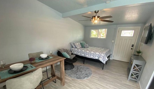 This apartment is a 0 bedroom(s), 1 bathrooms, located in Phoenix, AZ.