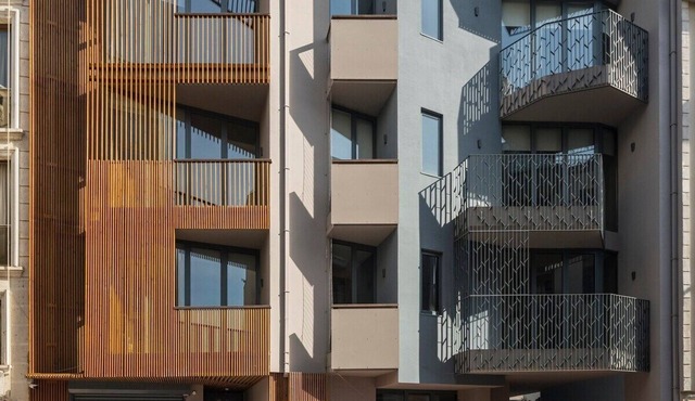 This apartment is a 2 bedroom(s), 2 bathrooms, located in Beyoğlu, İstanbul.