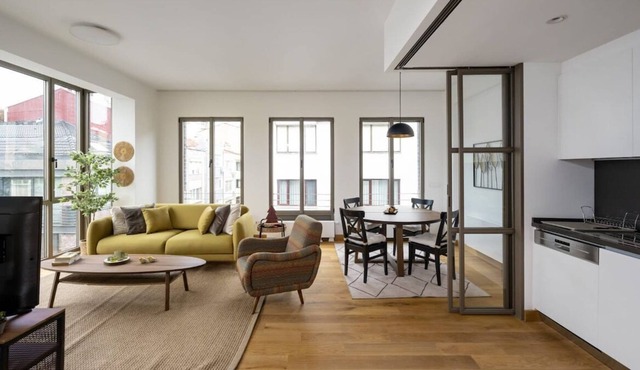 This apartment is a 2 bedroom(s), 1 bathrooms, located in Şişli, İstanbul.