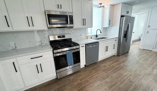 This apartment is a 3 bedroom(s), 1 bathrooms, located in Brighton, MA.