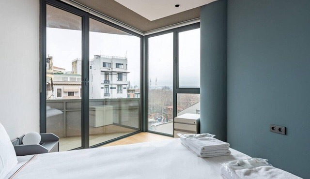 This apartment is a 4 bedroom(s), 2.5 bathrooms, located in Beyoğlu, İstanbul.