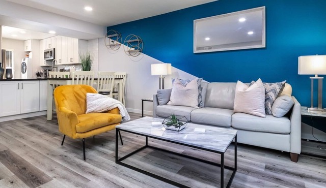 This apartment is a 2 bedroom(s), 1 bathrooms, located in Thousand Oaks, CA.