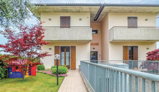 This apartment with garden is located in Lazise, one of the most beautiful towns of Lake Garda.