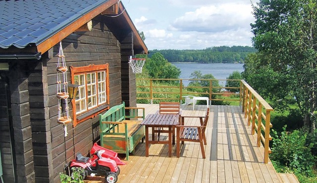 This beautiful cottage awaits you in a fine location by Lake Noen, in the highlands of Småland and o
