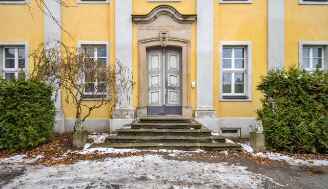 This bright and spacious apartment in the baroque Pannewitz manor house fulfills all wishes.