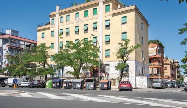 This bright apartment on the 1st floor (without elevator) is located south of the center of Rome.