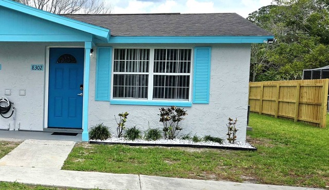 This centrally located unit offers full kitchen and washer-dryer machine.
