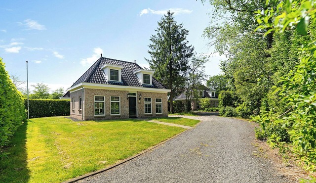 This charming and distinctive notary’s residence offers the perfect combination of space, comfort, and a natural setting. The detached bungalow accommodates up to 4 people and features a bright living room with French doors opening onto the terrace,