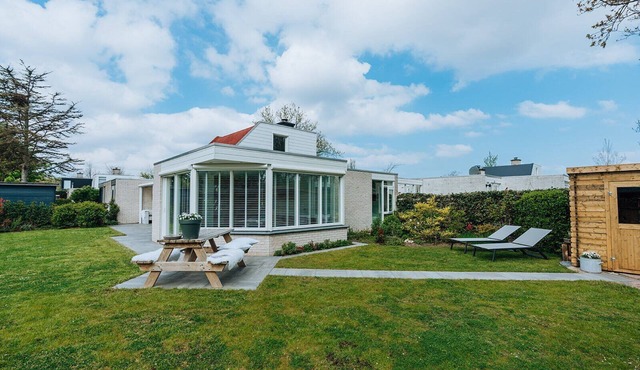 This charming holiday home offers comfort and coziness. Located close to the dunes and the beach, it is the ideal place for a relaxing or active holiday on the North Sea coast.