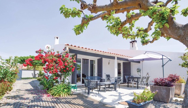 This charming house half is located only 50 m from the fine sandy beach Marana.