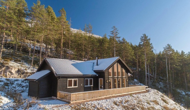 This charming Norwegian home with breathtaking views of fjords and Lake Nisser is suitable for 8 people.