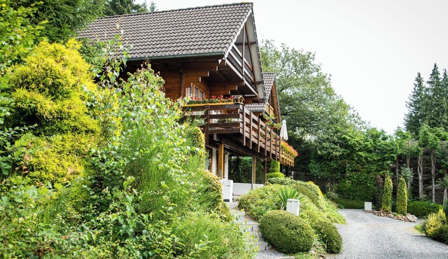 This charming two-story wooden Finnish chalet accommodates up to 5 people in two bedrooms for a cozy retreat in the heart of the Ardennes.