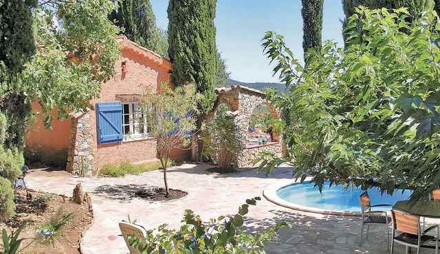 This comfortably furnished and very functional vacation home enjoys a quiet location in the forest L