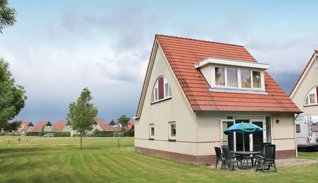 This comfortable villa is located in the villa park Porta Isola.