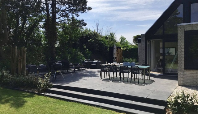 This completely renovated, tastefully decorated bungalow (non-smoking) is located within walking distance (1.5 km) of the Ouddorp beach.