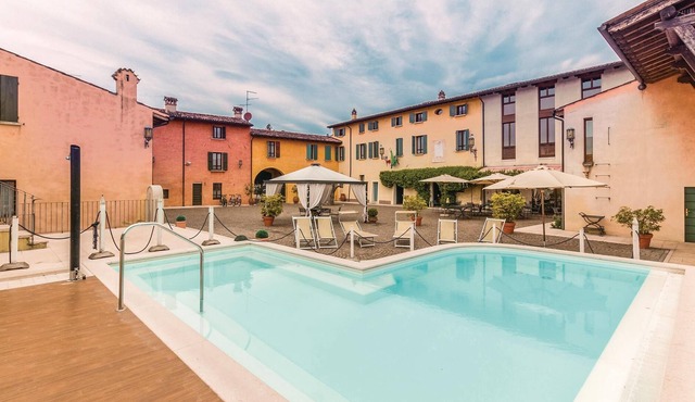 This cozy apartment is located in a complex with a total of 12 apartments and in a characteristic an