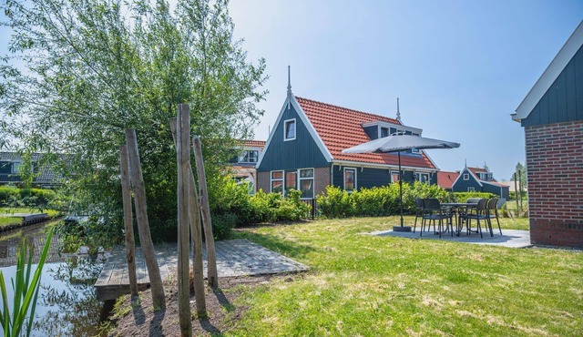 This detached bungalow exudes the typical, charming Waterland style and combines peace and comfort in the heart of the North Holland polder landscape. Here you can enjoy quality time together with family or friends, without compromising on comfort.