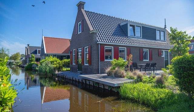 This detached holiday home is located right by the water, perfect for families or groups of friends who want to enjoy a holiday together in the green polder landscape of North Holland. Its waterfront location creates a sense of peace and nature and f