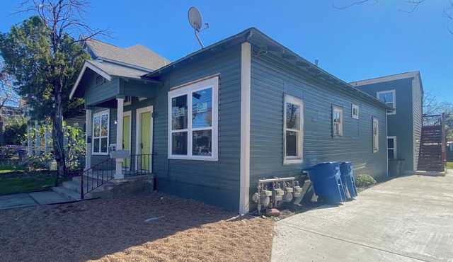 This duplex is a 1 bedroom(s), 1 bathrooms, located in San Antonio, TX.