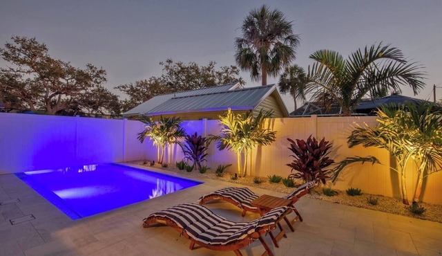 This duplex is a 4 bedroom(s), 2 bathrooms, located in Gulfport, FL.