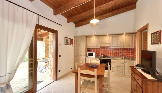 This elegant 40 sq m one bedroom apartment for two people, at ground floor.Comprises a living room with little kitchen, a double bedroom and bathroom with shower.A lovely private outdoor space, furnished with a table and chairs, offers a relaxing spot in