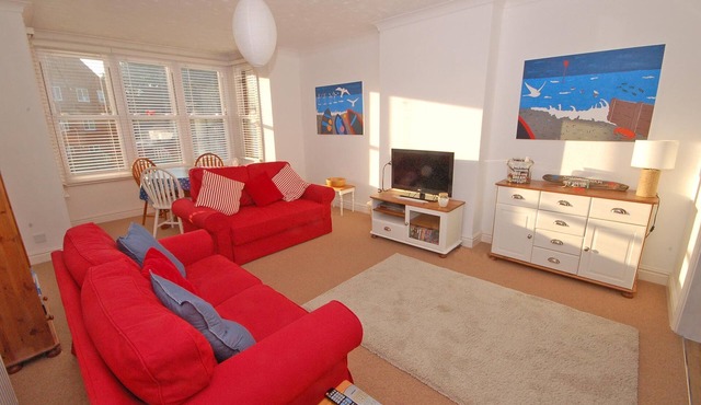 This first floor apartment is moments from the seafront and town, a great relaxing space
