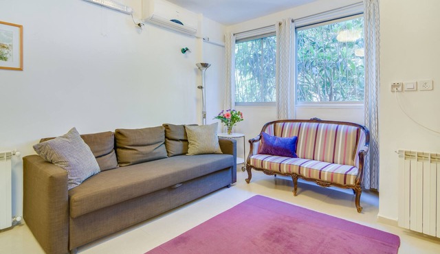 This first floor one bedroom apartment is a quiet retreat for busy tourists