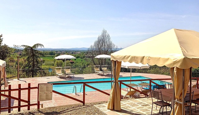 This former farmhouse is located on a small hill about 3 km from Castiglion Fiorentino.