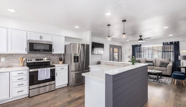 This gorgeous house is just 10 min drive from State Farm stadium