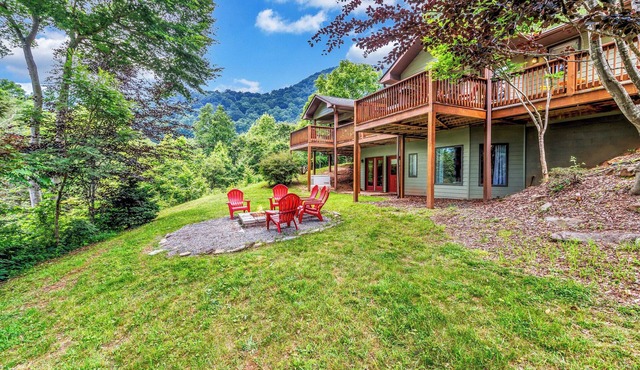 This Gorgeous Private Mountain Estate Close to Asheville w/Hot Tub, Sauna