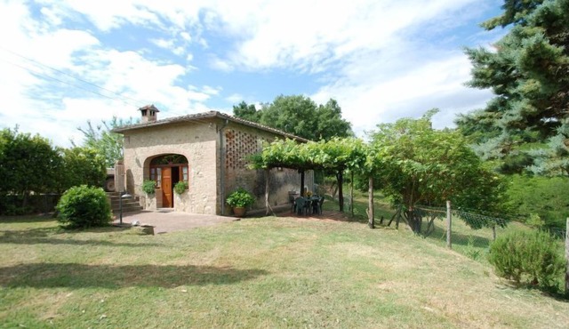 This ground floor house (55 sqm) consists of a living room with fireplace, satellite tv and kitchen