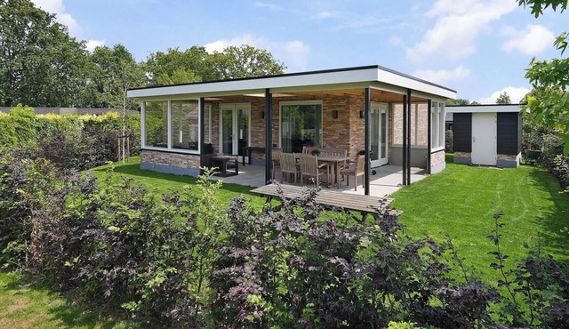 This holiday home combines luxury and comfort with a tranquil location in the charming Alexanderpark, perfect for a relaxing vacation.