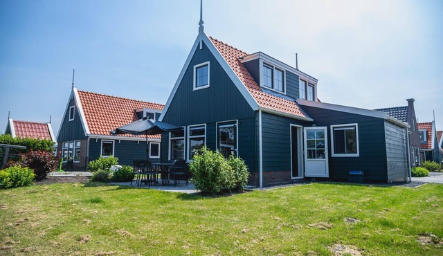 This home offers a charming and comfortable base for families or groups of friends who want to enjoy a holiday in the green polder landscape of North Holland. The quiet location and the view over the garden immediately create a relaxed holiday feelin