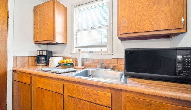 This house is a 1 bedroom(s), 1 bathrooms, located in Marlinton, WV.