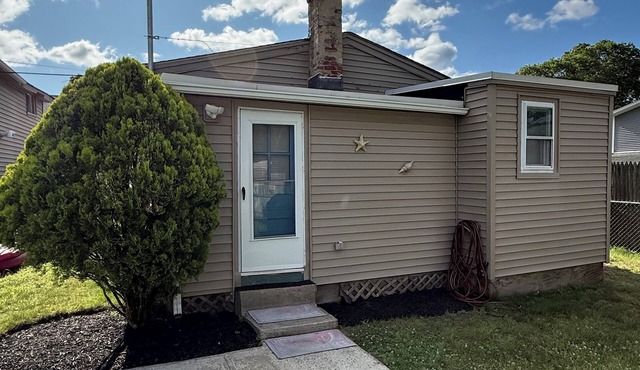This house is a 1 bedroom(s), 1 bathrooms, located in Warwick, RI.