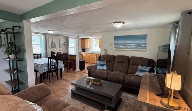 This house is a 1 bedroom(s), 1 bathrooms, located in Warwick, RI.