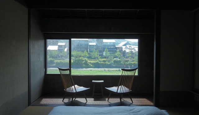 This is a single building rental of a Kyomachiya that has been in existence since the Meiji Era (1868-1912). The window overlooks the Kamo River and the town of Gion, making it a prime location to enjoy the typical Kyoto scenery.