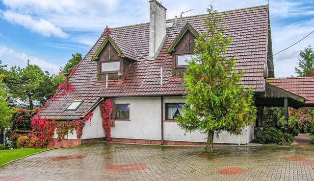 This large vacation home is situated on a natural plot on the shore of a lake.