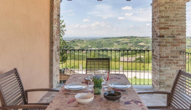 This lovely and spacious apartment is located 2 km from Castagnole delle Lanze, in the heart of the