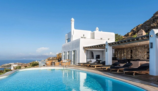 This Luxury Retreat View is Just Stunning and its Location Unbeatable