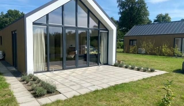 This modern vacation home is the place to be. The house is suitable for four people, has two bedrooms and is completely on one level. Around the house is a spacious garden to relax in the sun.