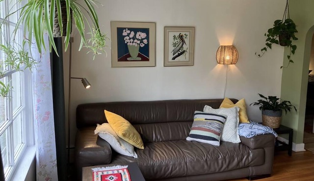 This peaceful urban cottage is welcoming you!