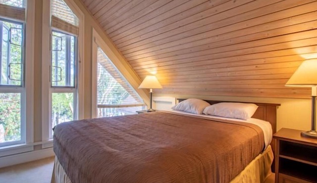 This Pender Island cottage has stunning views overlooking the Marina.