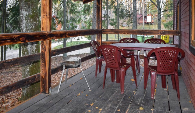 This practical hut welcomes you to Lake Dadaj for a great nature experience.