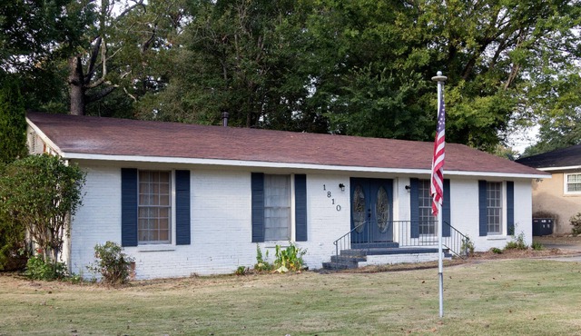 This recently remodeled property is perfect for game days or just a visit!